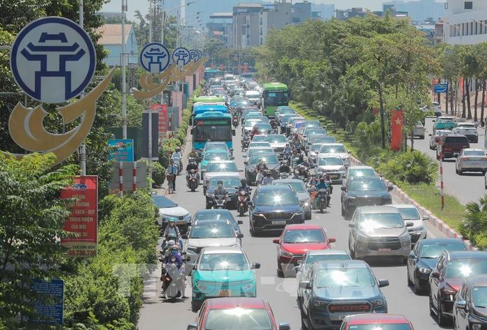 Lượng phương tiện tăng từng giờ tại cửa ngõ phía Đông Thủ đô từ trưa ngày 2/9, khiến giao thông trở nên vô cùng khó khăn. Ảnh: Phan Phương – TTXVN 