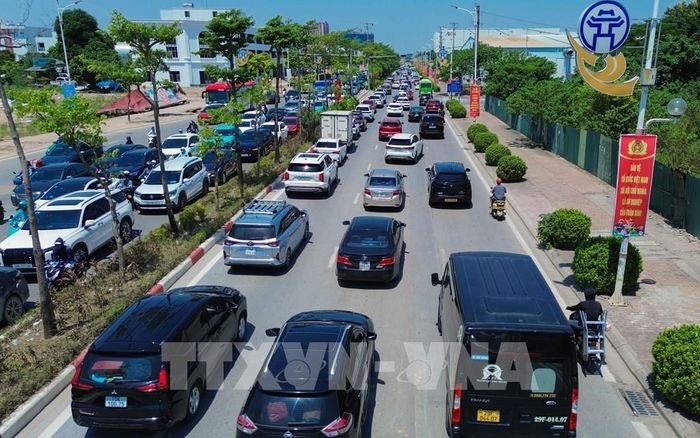 Các phương tiện nối đuôi nhau thành hàng dài trên đường Cổ Linh, hướng lên cầu Vĩnh Tuy trưa ngày 2/9. Ảnh: Phan Phương – TTXVN 