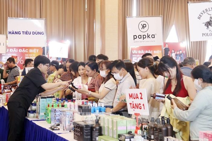 Khách hàng tham quan, mua sắm tại Chương trình khuyến mại hàng hiệu “Buôn Ma Thuột Mega Sale 2026”. Ảnh: Hoài Thu – TTXVN