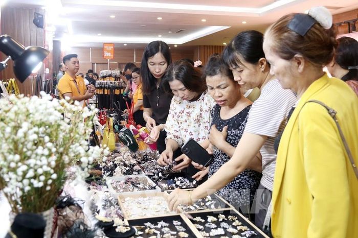 Khách hàng tham quan, mua sắm tại Chương trình khuyến mại hàng hiệu “Buôn Ma Thuột Mega Sale 2026”. Ảnh: Hoài Thu – TTXVN