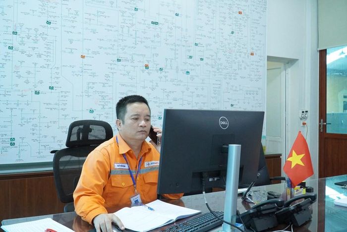 Anh Ngô Xuân Hùng, nhân viên trực vận hành Điện lực Bắc Giang, Công ty Điện lực Bắc Ninh theo dõi tình trạng vận hành hệ thống trong ca trực dịp Quốc khánh. Ảnh: EVNNPC