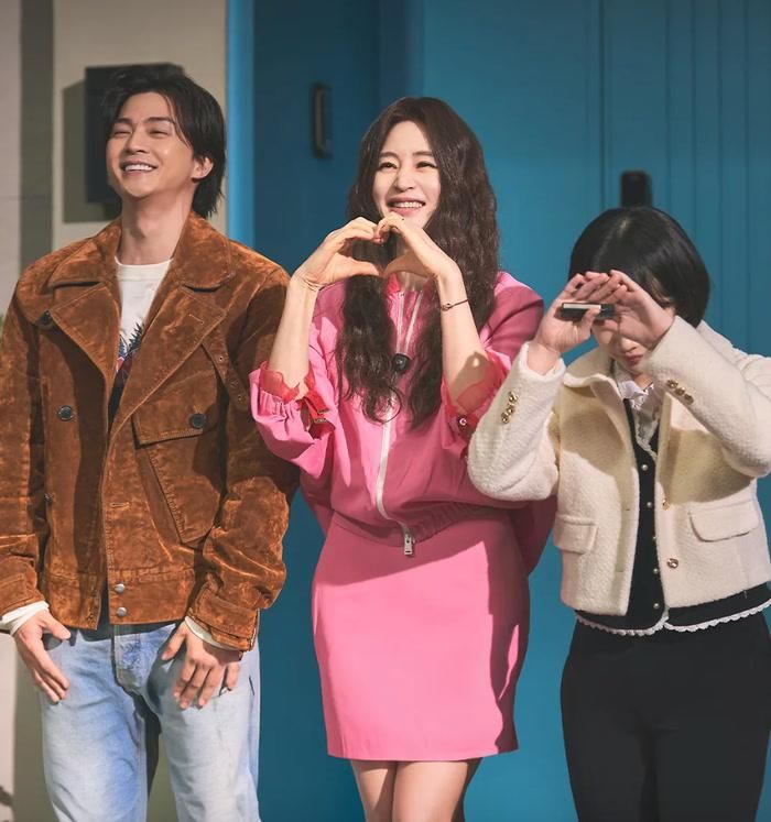 Cũng khởi chiếu ngày 31/7 trên Coupang Play, The Affair Was Just the Beginning gây chú ý khi kết hợp hài đen với giật gân và biến một nghi vấn ngoại tình thành câu chuyện nguy hiểm. Kim Hye-soo vào vai Park Kyung-hee, nữ CEO kiêm influencer luôn duy trì hình ảnh gia đình kiểu mẫu để phục vụ công việc kinh doanh. Khi nghi ngờ người chồng diễn viên hết thời Im Jae-hong ngoại tình, cô bí mật theo dõi anh nhưng phát hiện điều đáng sợ hơn: chồng mình đang phi tang một cái xác có liên quan đến cô con gái tuổi teen của họ. Từ một cuộc điều tra về chuyện ngoại tình, hai vợ chồng buộc phải liên minh để bảo vệ con gái và che giấu sự việc ngay trong khuôn viên biệt thự. Với 8 tập, bộ phim khai thác sự đối lập giữa hình ảnh gia đình hoàn hảo trước công chúng và những bí mật ngày càng nguy hiểm phía sau cánh cửa nhà.