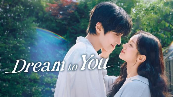 Dream to You là tác phẩm lãng mạn - chữa lành khép lại danh sách, phát sóng từ ngày 13/7 đến 18/8 trên ENA và Genie TV với 12 tập. Hwang In-youp và Lee Hye-ri đảm nhận Woo Soo-bin và Joo Yi-jae, hai người bạn cũ thời trung học tái ngộ sau 15 năm. Nếu Soo-bin đã trở thành một đạo diễn điện ảnh thành công sau khi theo đuổi đam mê, Yi-jae lại chật vật với công việc phóng viên và dần đánh mất nhiệt huyết làm phim từng có thời trẻ. Khi Yi-jae tìm cách ký hợp đồng với Soo-bin để thực hiện Gyeongseong Love Song, quá trình hợp tác đưa cả hai trở lại với những ký ức về tình đầu, đồng thời tạo cơ hội để họ đối diện với những tổn thương và ước mơ từng bỏ lại phía sau. Không đặt nặng những tình huống kịch tính, bộ phim tập trung vào hành trình tìm lại lý tưởng sống và ý nghĩa của một cuộc gặp gỡ sau nhiều năm.