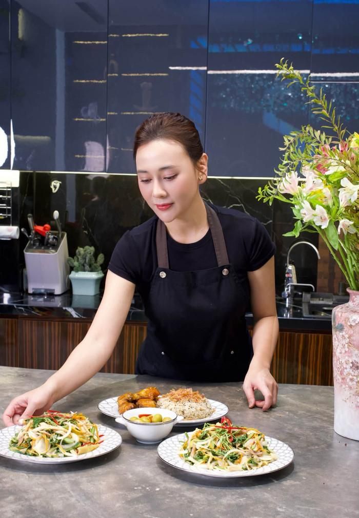 Phương Oanh chia sẻ khoảnh khắc vào bếp nấu ăn. Ảnh: FBNV