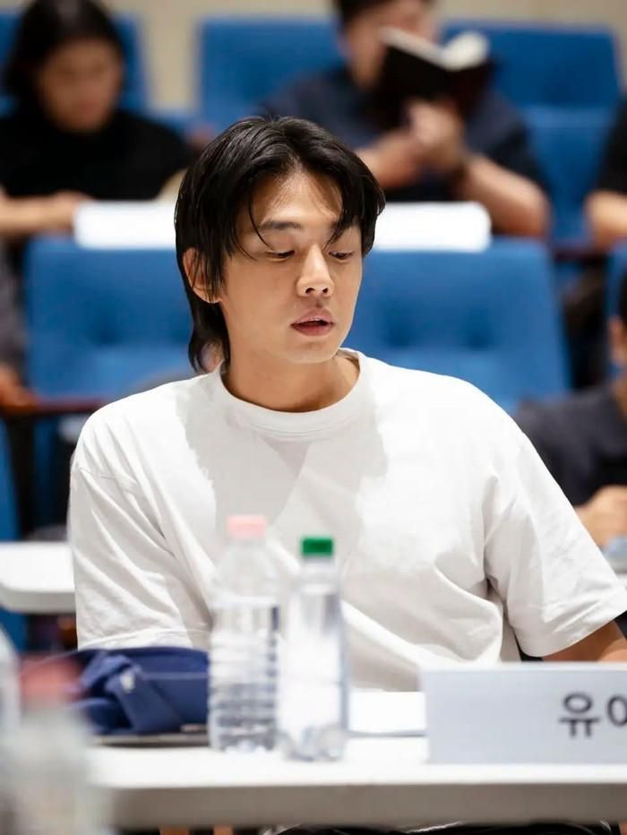 Vampire đánh dấu bước trở lại màn ảnh đáng chú ý của Yoo Ah In sau khoảng ba năm gián đoạn hoạt động.