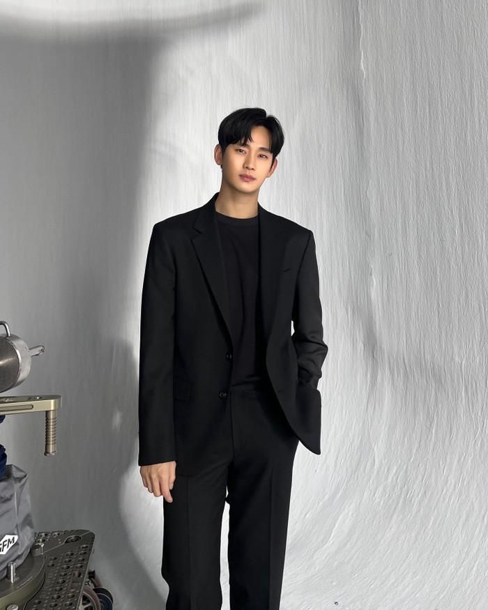 Kim Soo Hyun hiện nhận hơn 40 lời đề nghị tham gia các dự án khi nam diễn viên tái xuất sau ồn ào đời tư.