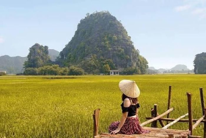 Ngồi giữa thiên nhiên, ngắm vẻ đẹp yên bình của quê hương Phương Oanh. Ảnh: Sưu tầm