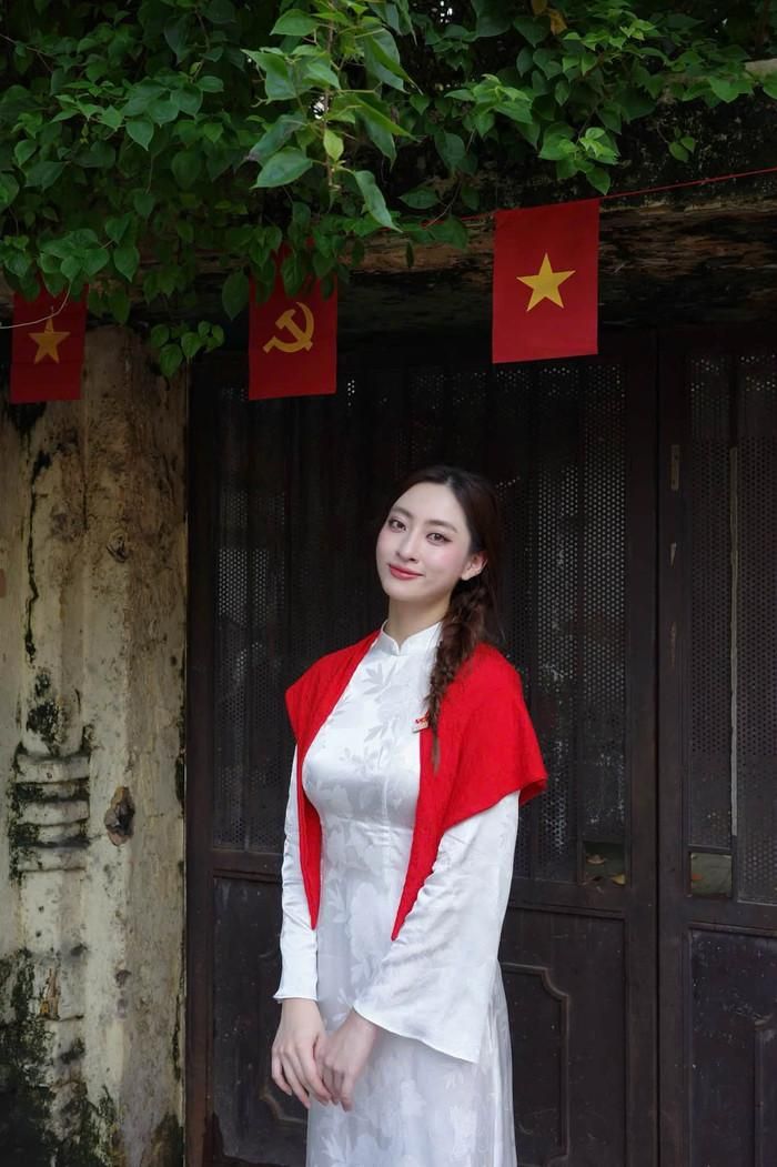 Lương Thùy Linh chúc mừng ngày Đại lễ 2/9, đồng thời nhắc lại sự kiện A80 đặc biệt vào năm ngoái mà cô vinh dự được tham gia. 
