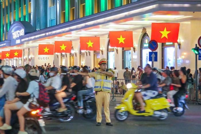 CSGT Hà Nội chủ động phân luồng, bảo đảm TTATGT phục vụ người dân xem pháo hoa. Ảnh: Tiến Ngô