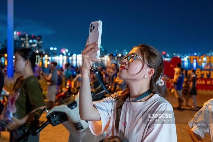 Người dân theo dõi, ghi lại khoảnh khắc pháo hoa bắn trên bầu trời Hà Nội. Ảnh: Hữu Chánh