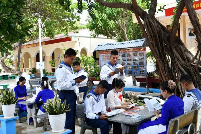 Hoạt động đọc sách, báo tại Đảo Sinh Tồn sôi động hơn trong dịp nghỉ lễ Quốc khánh.