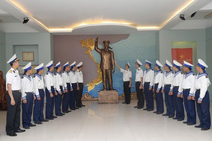 Cán bộ, chiến sĩ tham quan nhà truyền thống tại Đảo Trường Sa nhân dịp đón Tết Độc lập 2/9.