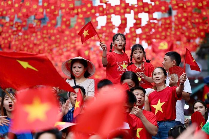 Người dân phấn khởi xem diễu binh, diễu hành tại Lễ kỷ niêm 80 năm Cách mạng Tháng Tám và Quốc khánh 2/9