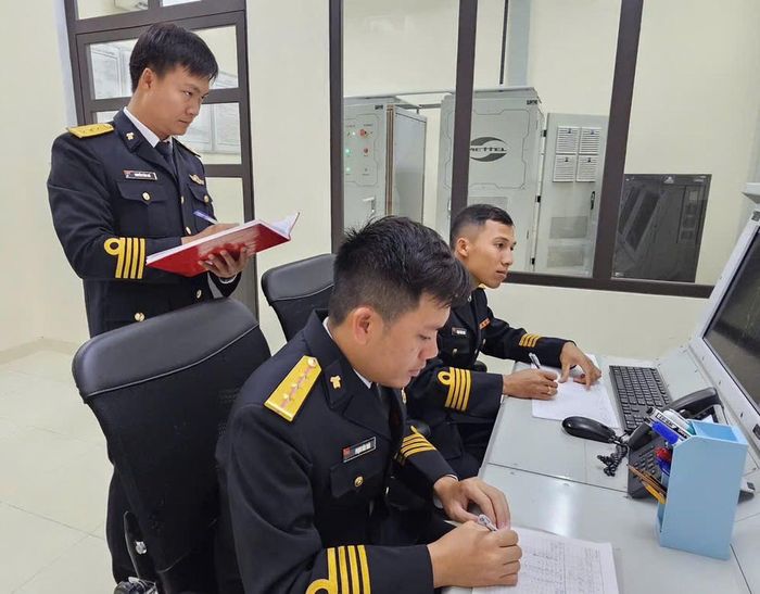 Cán bộ, chiến sĩ Trạm 550, trung đoàn 351 (Đảo Lý Sơn) thực hiện nhiệm vụ trong ngày Tết Độc lập.