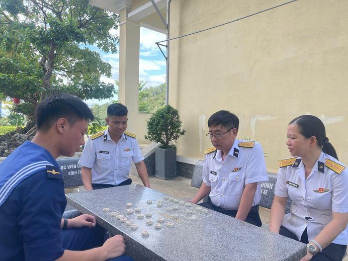 Cán bộ, chiến sĩ Trạm ra đa 545, Trung đoàn 351 giao lưu môn cờ tướng.