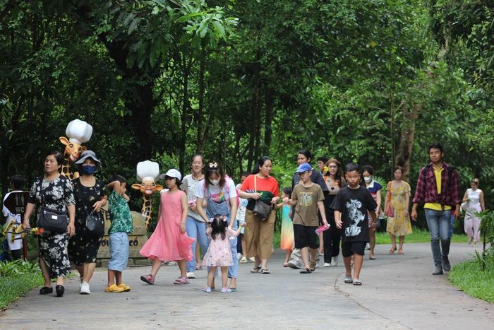 Khách du lịch tham quan khu Safari Phú Quốc - Ảnh: Hoàng Tuấn