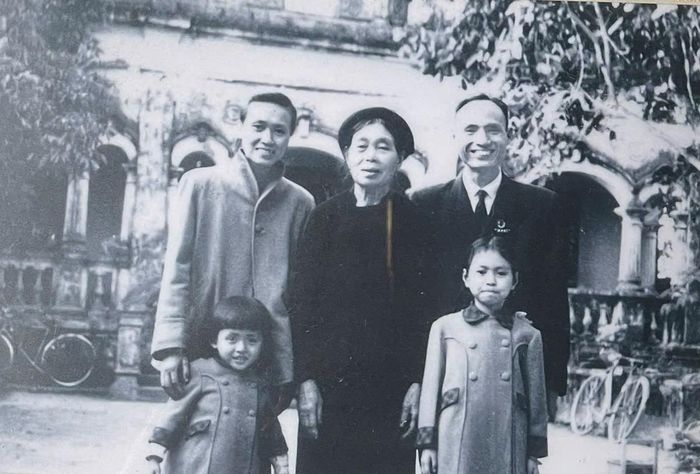 Bà Lê Phương (sinh ngày 16/6/1928, bìa trái, hàng sau) cùng mẹ đẻ, chồng và 2 con gái