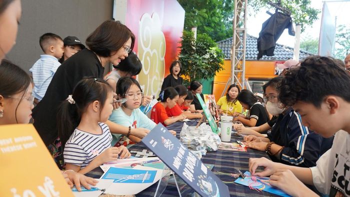 Các bạn trẻ chăm chú tạo sản phẩm từ sợi dây và những sản phẩm tái chế.