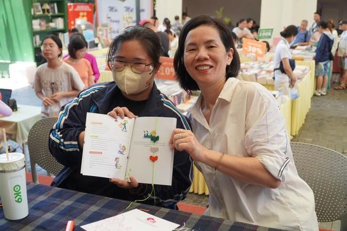 Bà Nguyễn Thị Minh Hương (bên phải), Phó Chủ tịch Hội LHPN Việt Nam, cùng một em nhỏ bên sản phẩm Macrame 