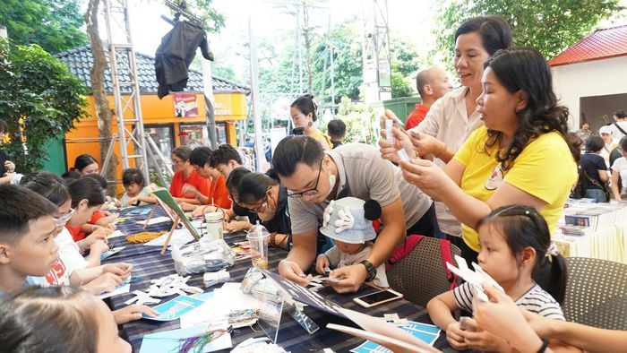 Bà Nguyễn Thị Minh Hương, Phó Chủ tịch Hội LHPN Việt Nam, hướng dẫn các em thắt những sợi dây để tạo ra sản phẩm