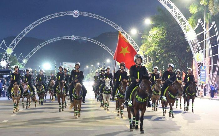 80 cán bộ, chiến sĩ Kỵ binh và 35 ngựa nghiệp vụ Bộ Công an tham gia biểu diễn, diễu hành tại đường Hùng Vương, trung tâm tỉnh Lạng Sơn. Ảnh: LS