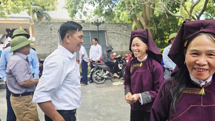 Ngay từ sáng sớm 2/9, các tốp hát đã hẹn và gặp nhau tại tượng đài Hoàng Văn Thụ, trung tâm tỉnh Lạng Sơn để hát giao duyên