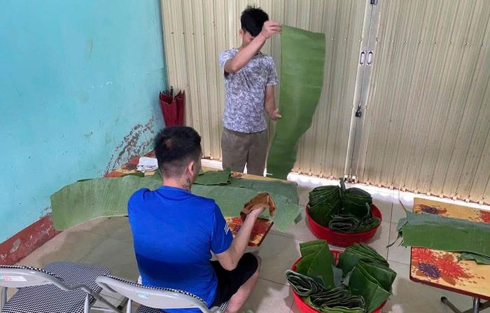 Các học viên trổ tài gói bánh rợm, bánh ngải truyền thống của người xứ Lạng.