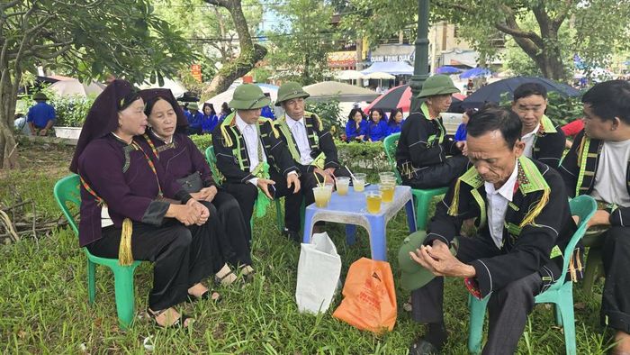 Các nghệ nhân, người hát Sli trao đổi tâm tình và hẹn hò đến tượng đài Hoàng Văn Thụ vui hội