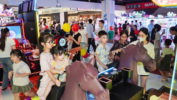 Khu vui chơi là một trong những nơi đông khách nhất, đặc biệt với các gia đình có trẻ nhỏ và nhóm bạn trẻ đi theo nhóm. Ảnh: Vincom
