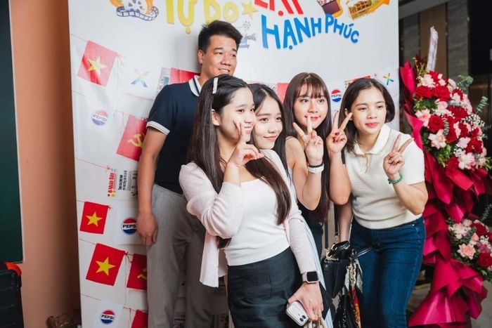Các nhóm bạn trẻ check in cùng photobooth dịp 2.9 trong TTTM. Ảnh: Vincom