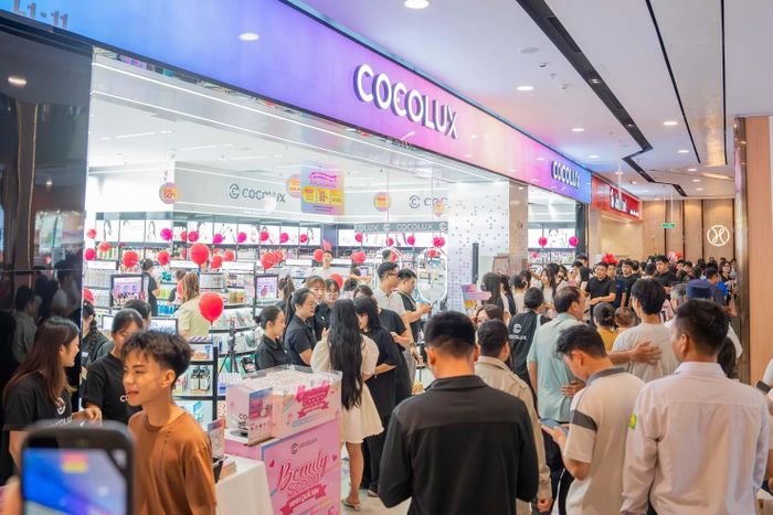 Cocolux với ưu đãi giờ vàng giảm giá đến 50% các sản phẩm thu hút đông người xếp hàng chờ mua. Ảnh: Vincom
