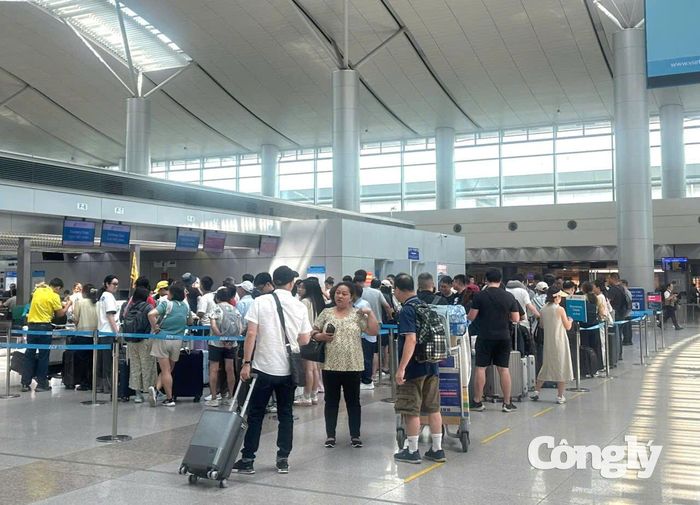 Ở chiều đến, sân bay dự kiến đón 64.993 hành khách, trong đó có 38.665 khách quốc nội và 26.328 khách quốc tế.