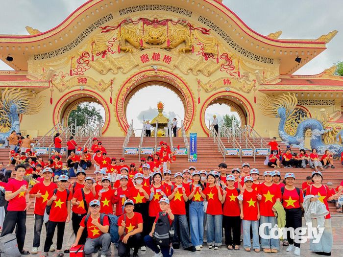 Dịp này, Suối Tiên triển khai chương trình tặng 2.000 vé cổng 0 đồng cho những du khách mặc áo cờ đỏ sao vàng đến sớm nhất trong ngày 2/9. Chương trình góp phần tạo điểm nhấn đặc biệt, lan tỏa tinh thần yêu nước và niềm tự hào dân tộc trong không gian vui chơi.