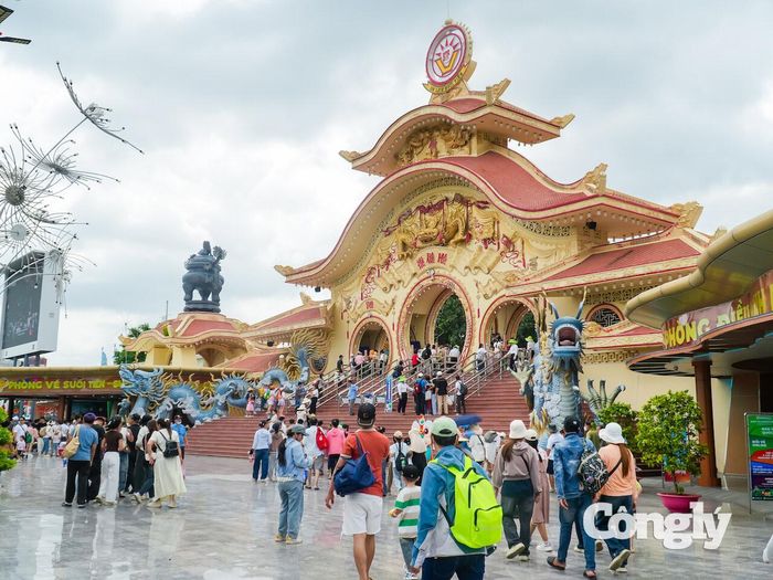 Loạt trò chơi mới được Suối Tiên đưa vào khai thác trong năm 2026 cũng thu hút nhiều du khách trải nghiệm trong kỳ nghỉ lễ. Có thể kể đến Rainbow Rush, show sân khấu hóa Sơn Tinh - Thủy Tinh...