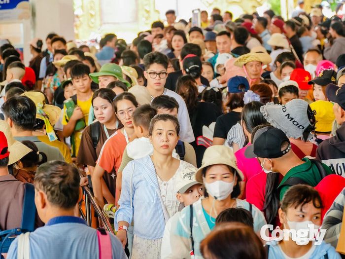 Chị Nguyễn Thị Minh Anh, du khách đến từ TP.HCM cho biết, gia đình lựa chọn Suối Tiên trong ngày nghỉ Quốc khánh vì có nhiều hoạt động phù hợp cho cả người lớn và trẻ nhỏ. Theo chị, không khí tại khu du lịch khá sôi động, các trò chơi mới cùng chương trình nghệ thuật giúp gia đình có thêm nhiều trải nghiệm trong kỳ nghỉ.