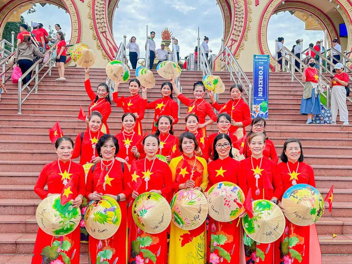 Trong ngày Quốc khánh 2/9, Khu Du lịch Văn hóa Suối Tiên (TP.HCM) đón đông đảo người dân và du khách đến vui chơi, tham quan và trải nghiệm các hoạt động. Đặc biệt, cờ Tổ quốc và áo cờ đỏ sao vàng càng khiến không khí nơi đây thêm rộn ràng.