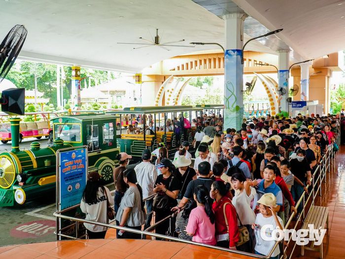 Cùng với nhiều điểm vui chơi, tham quan khác trên địa bàn TP.HCM, Suối Tiên đón đông người dân và du khách trong kỳ nghỉ lễ Quốc khánh 2/9, tạo nên không khí nhộn nhịp tại các điểm đến trong những ngày nghỉ.