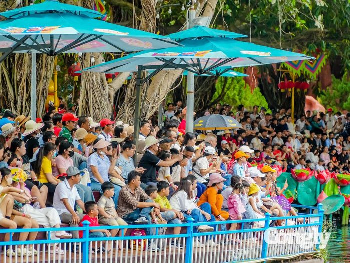 Bên cạnh các khu vui chơi sôi động, Suối Tiên Farm mang đến không gian sinh thái dành cho du khách muốn trải nghiệm gần gũi thiên nhiên. Khu nông trại rộng gần 5 ha với hơn 30 giống cây ăn trái, phục vụ các hoạt động như đạp xe, tham quan vườn, hái trái cây theo mùa và thưởng thức nông sản tại chỗ trong thời gian nghỉ lễ.