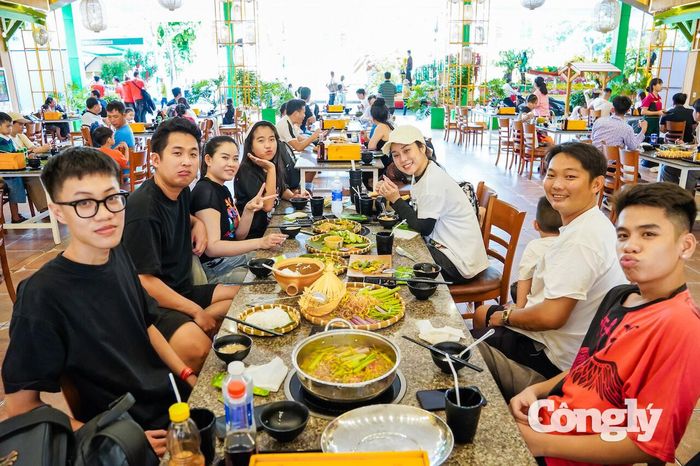 Sau thời gian vui chơi, nhiều du khách dừng chân tại hệ thống nhà hàng trong khuôn viên Suối Tiên để thưởng thức ẩm thực.