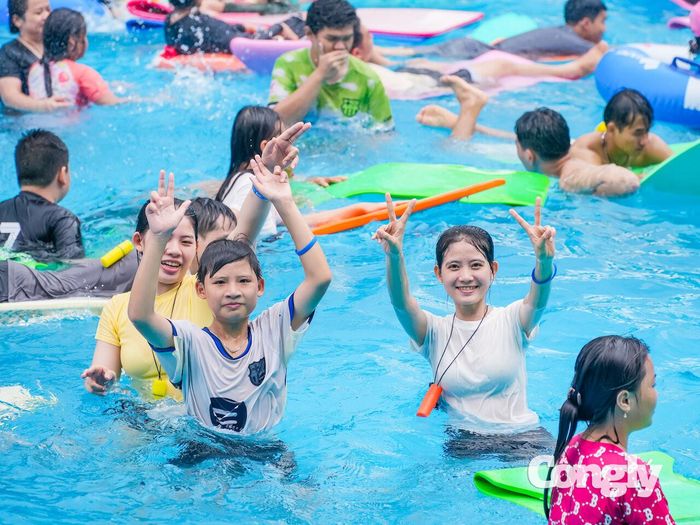 Biển Tiên Đồng tiếp tục là điểm đến thu hút nhiều gia đình trong những ngày nghỉ lễ, nhất là khi thời tiết oi nóng. Khu vực có hơn 30 hạng mục vui chơi dưới nước, cùng các đường trượt đua thần tốc, đường trượt đua vô cực và hệ thống máng trượt Thần Rồng, Thần Ngư với nhiều cấp độ trải nghiệm.