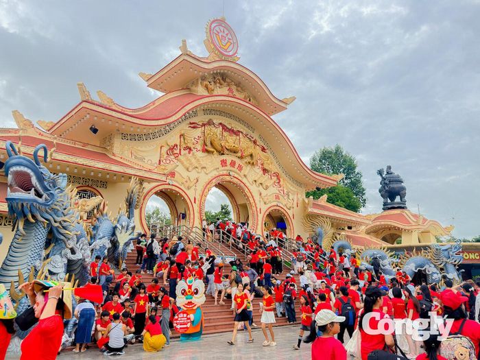 Hình ảnh người dân, du khách lựa chọn mặc áo cờ đỏ sao vàng khi đến Suối Tiên trong ngày Quốc khánh, tạo nên hình ảnh rực rỡ và giàu ý nghĩa. Không chỉ tham gia các hoạt động vui chơi, du khách còn có dịp hòa mình vào không khí chào mừng ngày lễ lớn của đất nước.