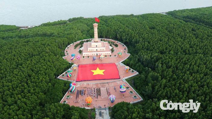 “Lá cờ Tổ quốc bằng vải lớn nhất Việt Nam” nhìn từ trên cao