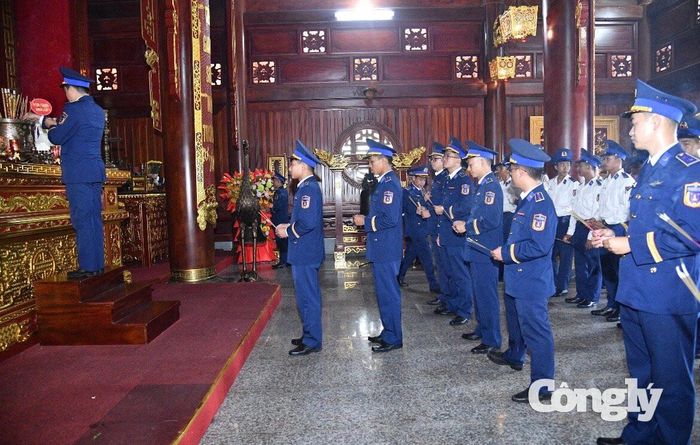 Cán bộ, chiến sĩ BTL Vùng Cảnh sát biển 4 dâng hương tri ân tại Đền thờ Chủ tịch Hồ Chí Minh