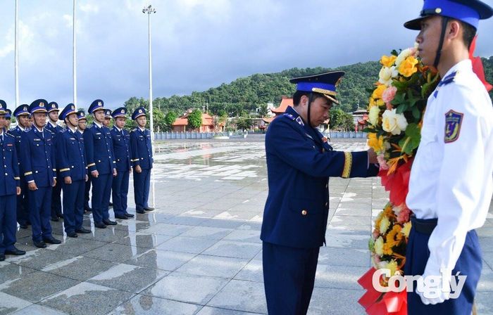 Thiếu tướng Đào Bá Việt, Tư lệnh Vùng Cảnh sát biển 4 dâng hoa tại tượng đài Chủ tịch Hồ Chí Minh