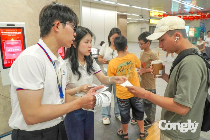 Metro số 1 miễn phí vé phục vụ nhu cầu của người dân.