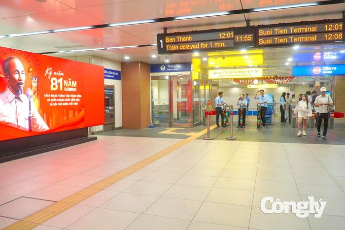 Metro TP.HCM trang hoàng chào mừng Quốc khánh 2/9.