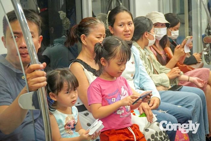 Hành khách lựa chọn Metro làm phương tiện di chuyển dịp Quốc khánh.