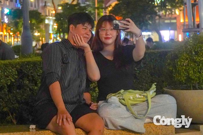 Các bạn trẻ háo hức chụp hình chờ đến giờ bắn pháo hoa.