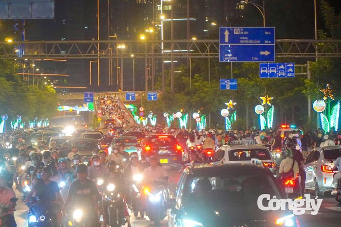 Dòng xe ken đặc vào tối 2/9.