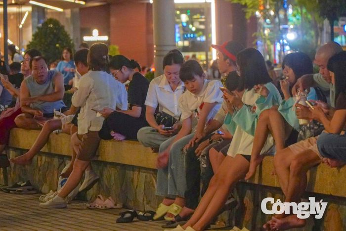Người dân chờ xem pháo hoa từ chiều tối.